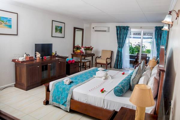 Hotelzimmer im La Digue Island Lodge mit Bett, Fernseher und Balkon