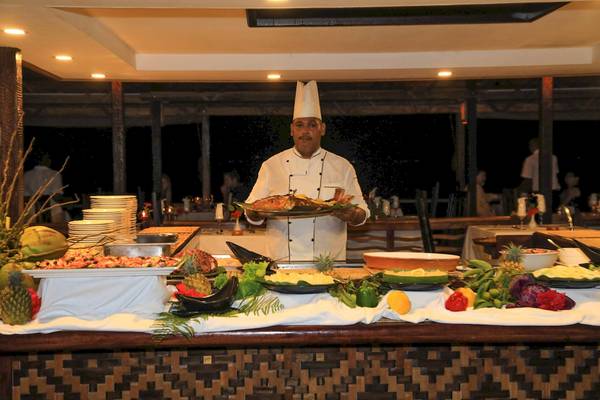 Foto von einem Buffettisch im La Digue Island Lodge, gefüllt mit tropischen Gerichten und Früchten.