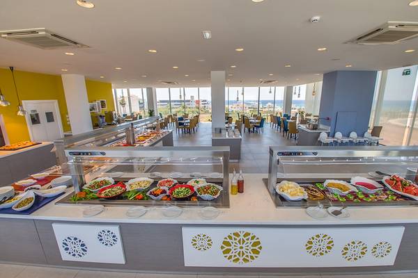 Buffetrestaurant im Nicholas Color Hotel mit Blick auf das Meer.
