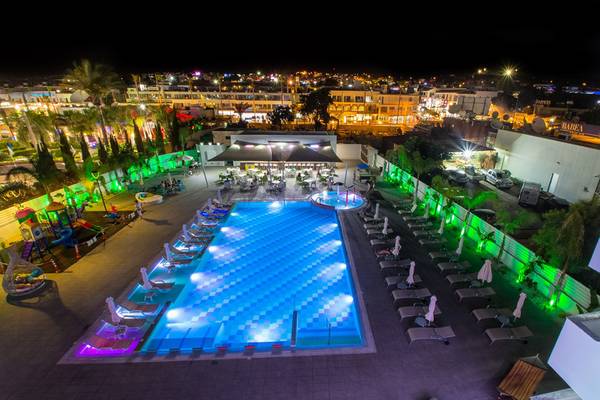 Nicholas Color Hotel Pool-Bereich bei Nacht mit blauen und grünen Lichtern.