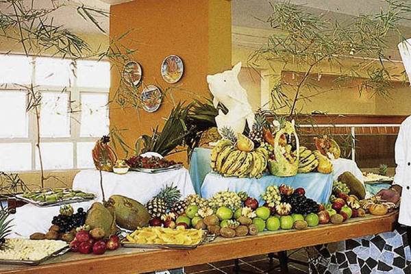 Ein Koch steht vor einer großen Obstplatte im Hotel Brisas del Caribe.