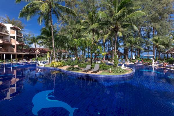 Außenpool des Best Western Premier Bangtao Beach Resorts mit Liegestühlen und Palmen