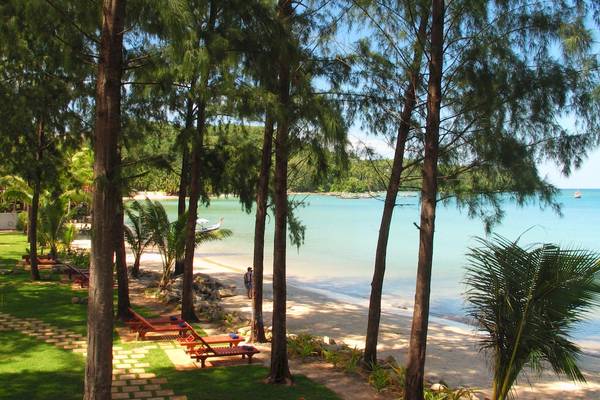 Strand des Best Western Premier Bangtao Beach Resorts mit Bäumen und Liegen