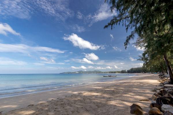 Strand des Best Western Premier Bangtao Beach Resort mit blauem Himmel und ruhigen Gewässern