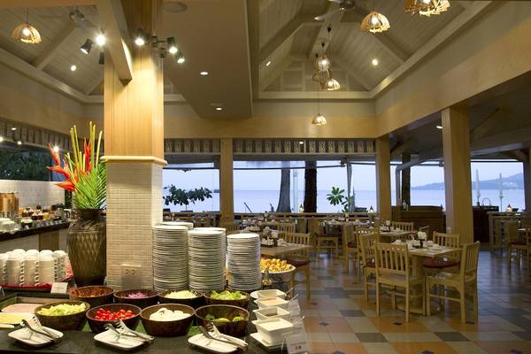 Innenansicht des Restaurants im Best Western Premier Bangtao Beach Resort mit Blick auf den Ozean.