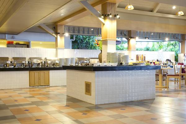 Buffetbereich im Best Western Premier Bangtao Beach Resort mit vielen Tellern und servierstationen.