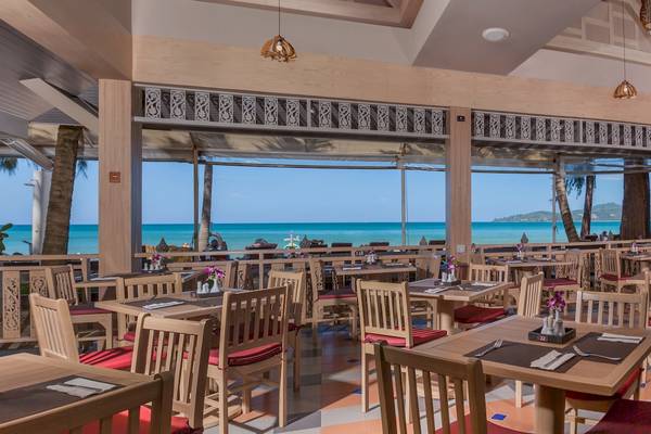 Innenansicht des Restaurants im Best Western Premier Bangtao Beach Resort mit Blick auf das Meer.