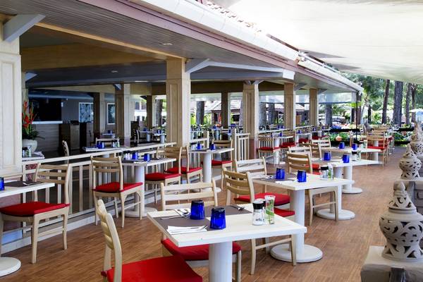 Innenansicht des Restaurants im Best Western Premier Bangtao Beach Resort mit vielen Tischen und Stühlen.