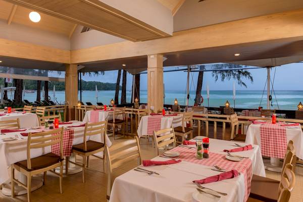 Innenansicht des Restaurants im Best Western Premier Bangtao Beach Resort mit Blick auf den Strand