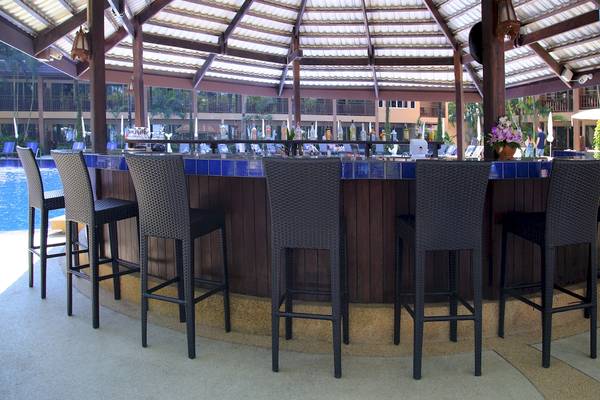 Poolbar des Best Western Premier Bangtao Beach Resorts mit Blick auf den Pool.