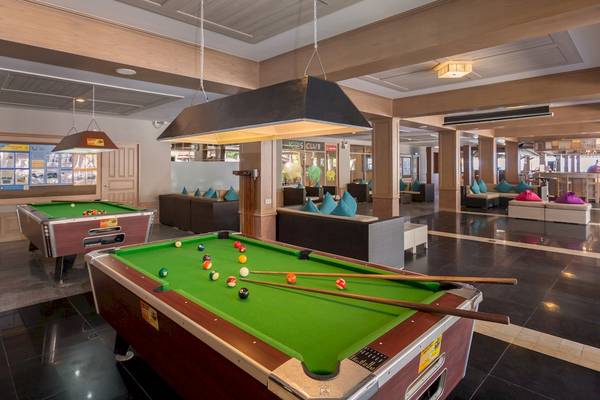 Billardtische in der Poolhalle des Best Western Premier Bangtao Beach Resort.