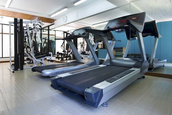 Fitnessstudio mit Laufband und Gewichtsmaschine