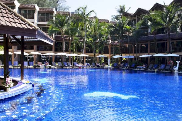 Außenpool des Best Western Premier Bangtao Beach Resort mit Sonnenliegen und Schirmen.