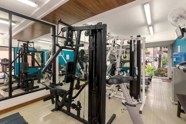 Fitnesscenter im Best Western Premier Bangtao Beach Resort mit verschiedenen Geräten