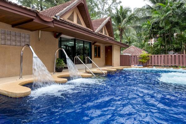 Außenpool des Best Western Premier Bangtao Beach Resort mit Wasserfall