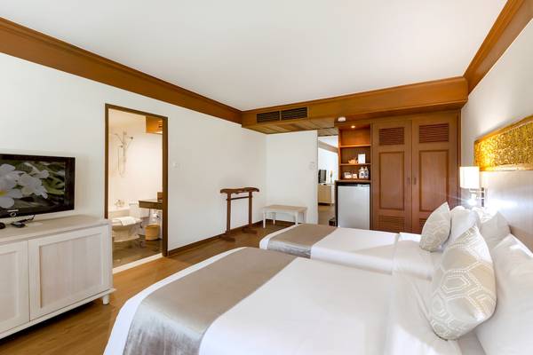 Zimmer im Best Western Premier Bangtao Beach Resort mit zwei Betten und Fernseher
