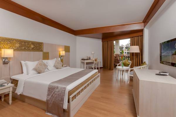 Hotelzimmer im Best Western Premier Bangtao Beach Resort mit Bett, Schreibtisch und Fernseher.