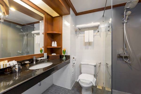 Badezimmer im Best Western Premier Bangtao Beach Resort mit Waschbecken, Toilette und Dusche.