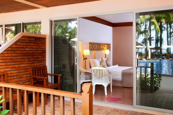 Zimmer im Best Western Premier Bangtao Beach Resort mit Blick auf den Pool.
