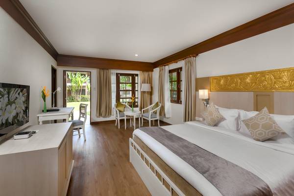 Schlafzimmer im Best Western Premier Bangtao Beach Resort mit Doppelbett, Fernseher, Schreibtisch und Balkon