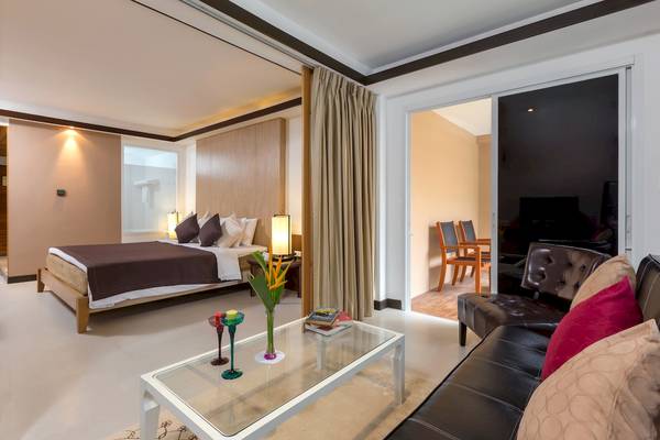 Best Western Premier Bangtao Beach Resort Zimmer mit Bett, Wohnzimmer, Essbereich und Küche