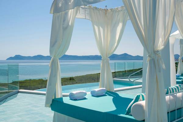 Außenpool des Iberostar Selection Albufera Playa mit Aussicht auf das Meer