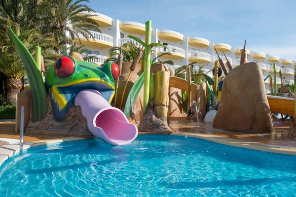 Der Poolbereich des Iberostar Selection Albufera Playa Hotels mit einer bunten Wasserrutsche und Gebäuden im Hintergrund.