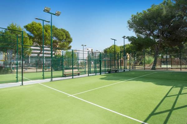 Tennisplatz im Freien im Iberostar Selection Albufera Playa Hotel mit umzäuntem Bereich und Bäumen im Hintergrund.