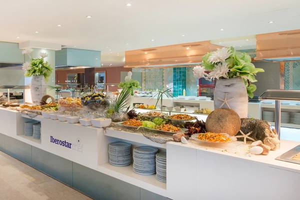Buffet im Hotel Iberostar Selection Albufera Playa mit verschiedenen Speisen und Dekorationen.