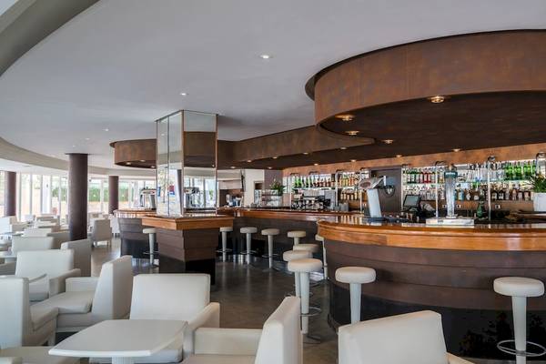 Innenbereich der Bar im Iberostar Selection Albufera Playa Hotel mit modernen Möbeln und einer thematischen Gestaltung.