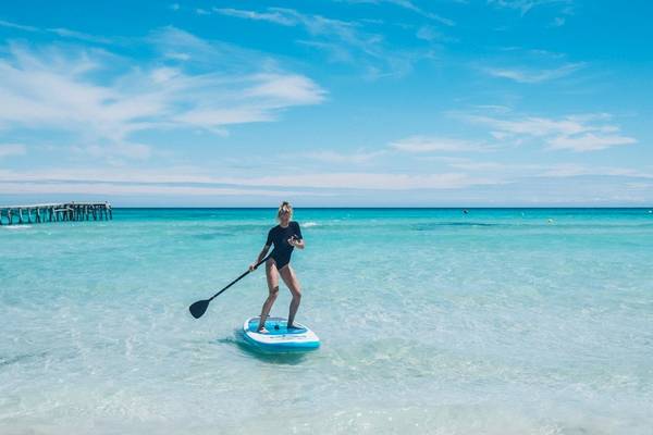 Frau auf SUP im Wasser vor Iberostar Selection Albufera Playa