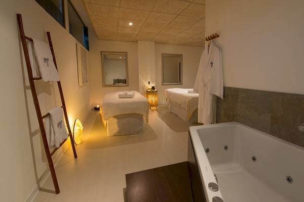 Spa-Bereich des Iberostar Selection Albufera Playa Hotel mit zwei Behandlungsräumen und einem Whirlpool.