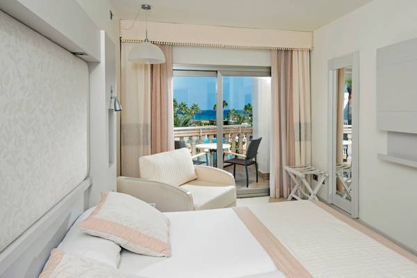 Hotelzimmer mit Blick auf den Ozean, Bett, Sessel und Balkon, Iberostar Selection Albufera Playa