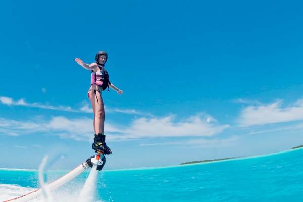 Frau auf Jetski im Wasser, Villa Park, Malediven