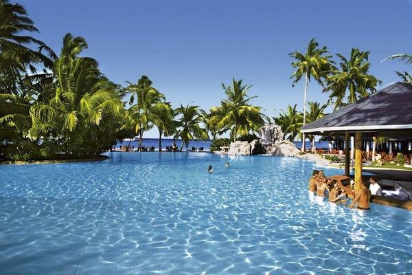 Außenpool des Villa Park Hotels auf den Malediven mit Menschen, die sich entspannen.