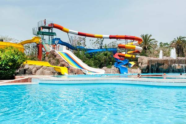 Wasserrutschen im Belconti Resort, mehrere bunte Rutschen in verschiedenen Farben.