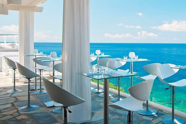 Terrasse des Petasos Beach Resort & Spa mit Blick auf das Meer