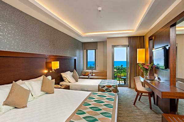Doppelbettzimmer im Belconti Resort mit Meerblick, Dekor und Möbeln