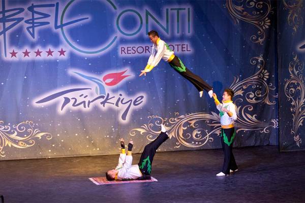 Akrobaten führen eine Show im Belconti Resort Hotel auf.