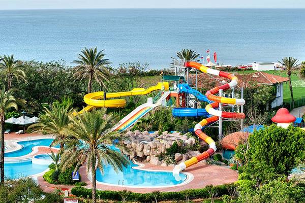 Ein Wasserpark im Belconti Resort mit mehreren Wasserrutschen und einem großen Schwimmbecken.