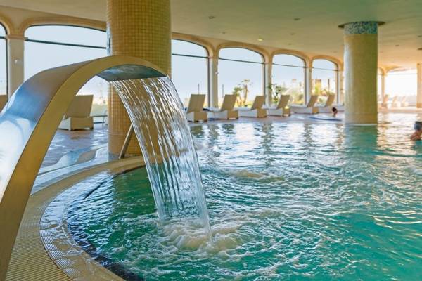 Schwimmbecken mit Wasserfall im Secrets Bahia Real Resort & Spa