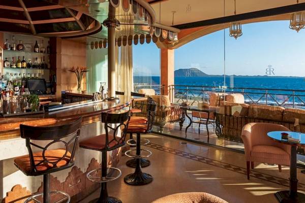 Innenansicht der Bar mit Blick auf das Meer im Secrets Bahia Real Resort & Spa