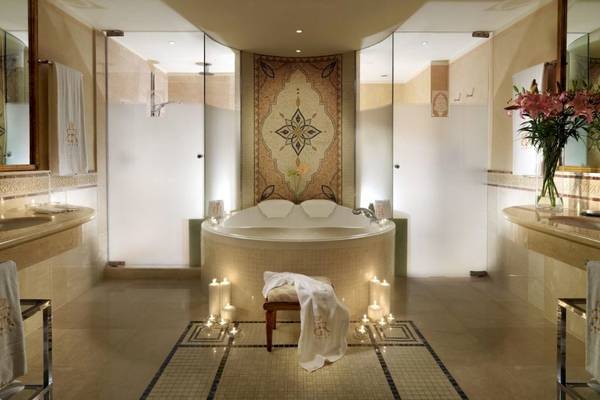 Luxurioses Badezimmer mit Badewanne im Secrets Bahia Real Resort & Spa.