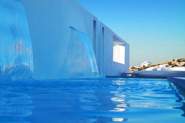 Schwimmbecken mit Wasserfall im Petasos Beach Resort & Spa