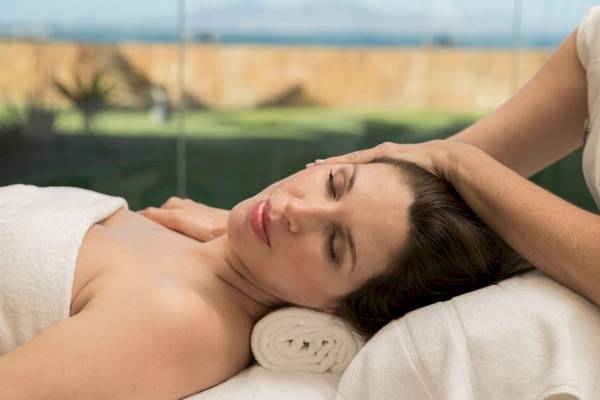 Frau im Secrets Bahia Real Resort & Spa wird im Gesicht massiert