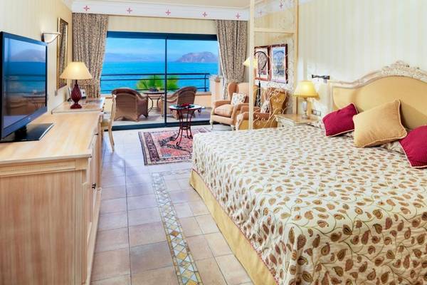 Hotelzimmer im Secrets Bahia Real Resort & Spa mit Meerblick und Balkon.