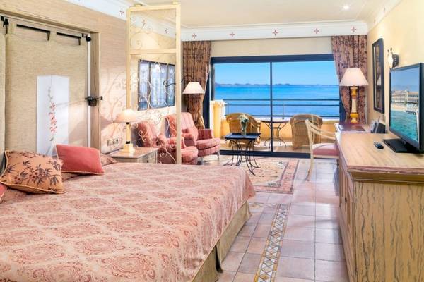 Suite im Secrets Bahia Real Resort & Spa mit Meerblick, Schlafzimmer und Wohnzimmer