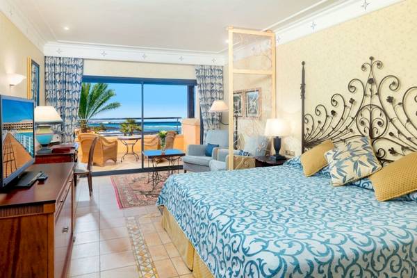 Schlafzimmer im Secrets Bahia Real Resort & Spa mit Meerblick und modernen Möbeln