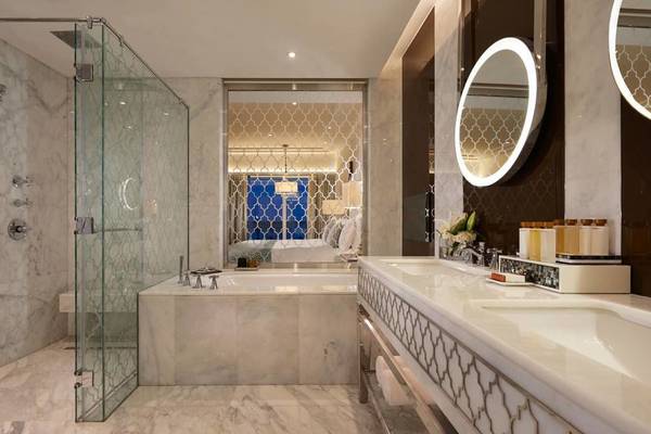 Luxuriöses Badezimmer im Waldorf Astoria Dubai Palm Jumeirah mit Badewanne, Dusche und Waschbecken.