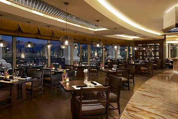 Restaurant des Waldorf Astoria Dubai Palm Jumeirah mit Blick auf die Stadt